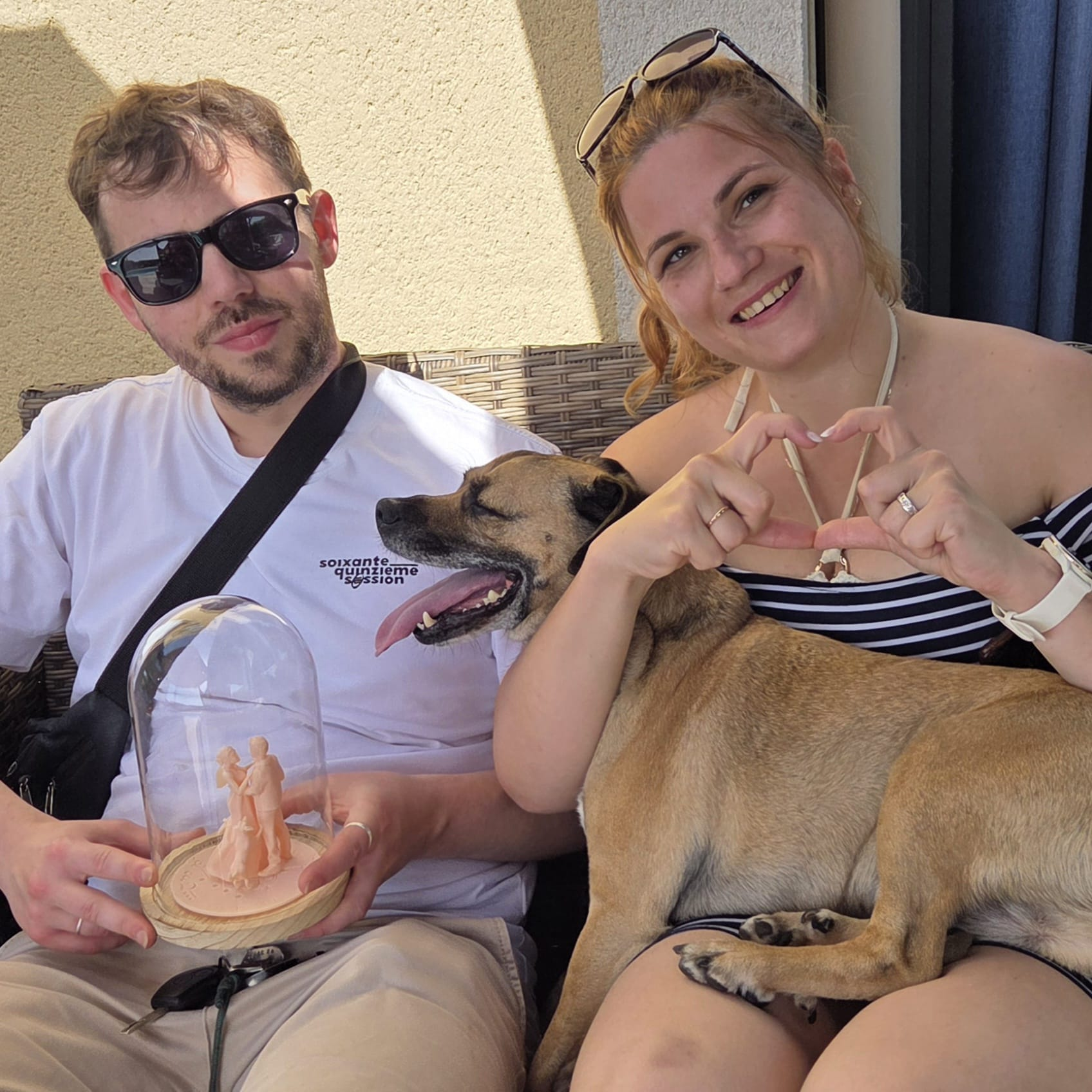 Lisa et Florian avec leur chien et leur sculpture personnalisée sous cloche