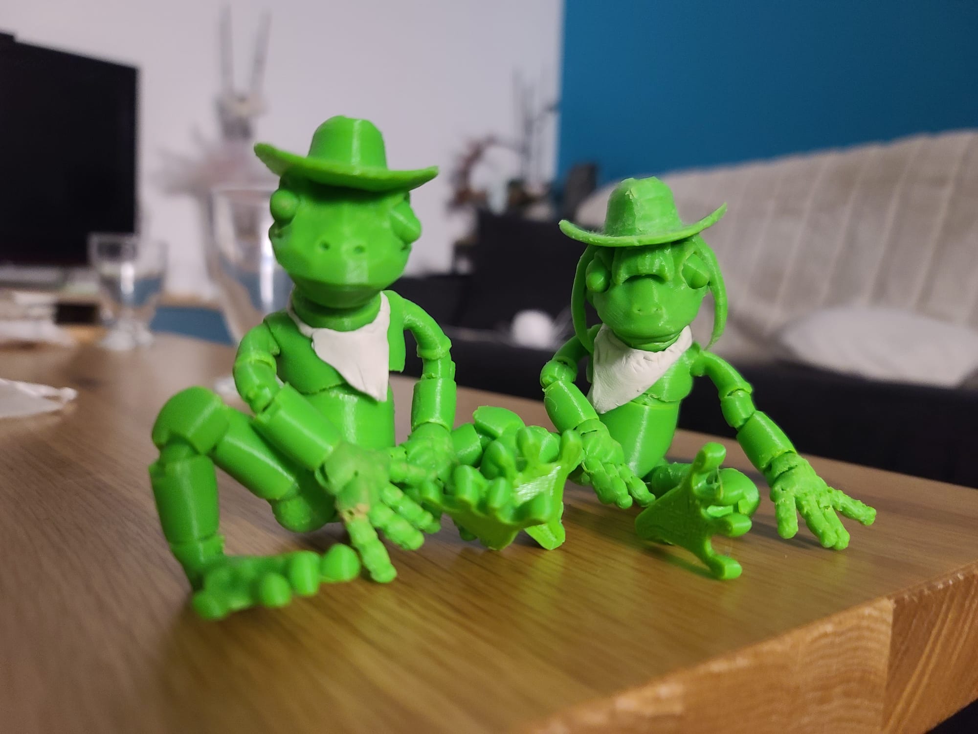 Prototypes verts de figurines articulées ASAJU en cours de fabrication