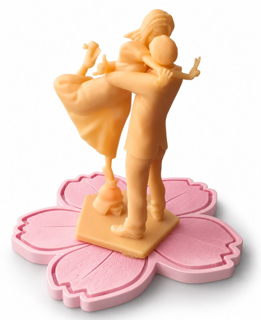 Couple de figurines de mariage personnalisées en résine sur un socle fleur
