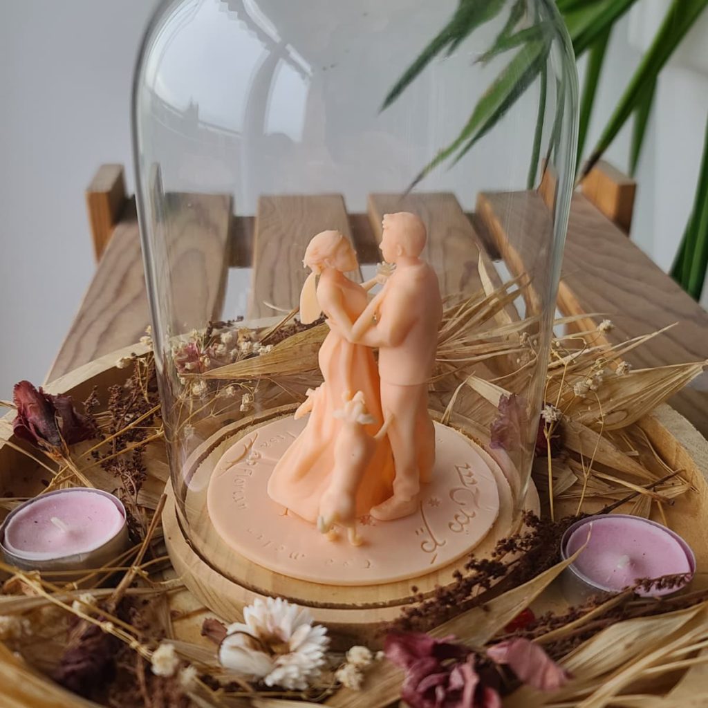 Sculpture de mariage de Lisa et Florian conservée sous une cloche en verre